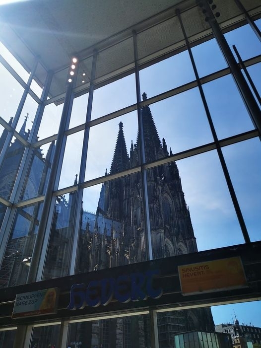 Was ein Anblick, wenn man die Rolltreppe von der U-Bahn hoch kommt.