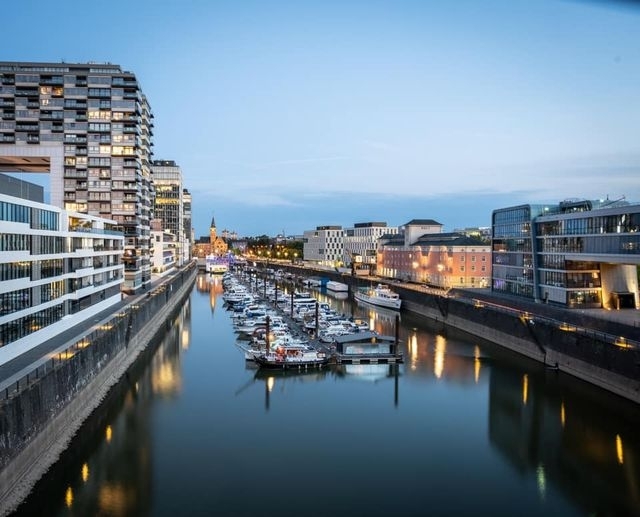 Der Rheinauhafen zur blauen Stunde.