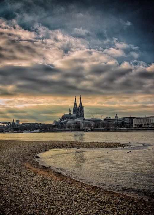 Spaziergang am Rheinufer mit Blick auf den Kölner Dom . . . 