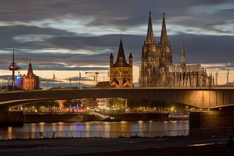 Deutzer Brücke, Groß St. Martin, Kölner Dom während der Dämmerung