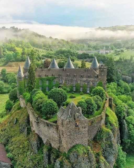 Chateau-du-Sailhant-is-a-1000-year-old-chateau-fort-in-Auvergne-region-central-France