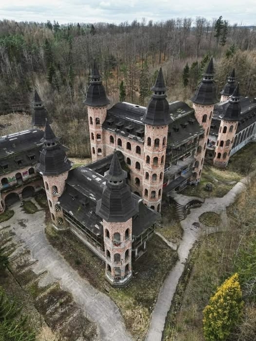 Lapalice Castle - ein Anwesen mit 52 Zimmern, liegt versteckt im Wald, am äußersten Rand des Dorfes, mit Blick auf einen künstlichen Teich und die umliegende Landschaft, ABER niemand hat jemals dort gewohnt.
