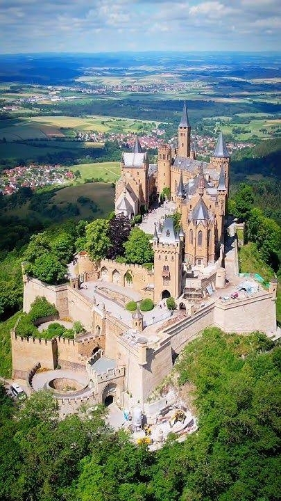 Die Burg Hohenzollern - liegt auf dem Berg Hohenzollern auf der Schwäbischen Alb. Sie zählt zu den berühmtesten Burgen Deutschlands und ist bekannt für ihre beeindruckende Architektur und ihre malerische Lage auf einem Hügel mit weitem Blick auf die umliegende Landschaft. Das heutige Bauwerk wurde Mitte des 19. Jahrhunderts nach der Zerstörung der ursprünglichen Burg wiederaufgebaut. Sie ist ein beliebtes Touristenziel und bietet Einblicke in die mittelalterliche Geschichte und das architektonische Erbe Deutschlands. Die Burg wird zudem mit der preußischen Königsfamilie in Verbindung gebracht und ist somit ein bedeutendes historisches Wahrzeichen.