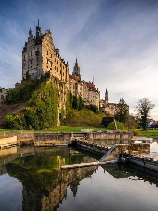 Schloss Sigmaringen - Hier seht Ihr das erste der drei Schlösser auf meiner Liste für diese Tour, das Schloss Sigmaringen.
Diese beeindruckende Anlage war der Verwaltungssitz der Fürsten von Hohenzollern, die hier in der Gegend noch eine weitere große Burganlage besassen (was Ihr noch sehen werdet).
Bereits im 11. Jahrundert stand an dieser Stelle eine Burganlage. Diese wurde jedoch während ihrer bewegten Geschichte mehrfach durch Kriege und Brände stark beschädigt und somit permanent auch um- und ausgebaut.