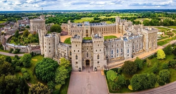 𝑾𝒊𝒏𝒅𝒔𝒐𝒓 𝑪𝒂𝒔𝒕𝒍𝒆 - Ein königliches und architektonisches Wunderwerk Englands
Windsor Castle ist eines der berühmtesten und majestätischsten Schlösser Großbritanniens – ein Symbol königlicher Macht und ein lebendiges Meisterwerk jahrhundertealter Architektur.
🍁 Wichtige Highlights:
Standort: Windsor, Berkshire – ca. 40 km westlich von London.
Erbaut: Im 11. Jahrhundert von Wilhelm dem Eroberer.
Baustil: Eine Mischung aus gotischen, barocken und neoklassizistischen Elementen.
Aktuelle Nutzung: Offizielle Residenz der britischen Königsfamilie – häufig genutzt von der verstorbenen Königin Elisabeth II.
🍁 Hauptattraktionen:
St. George’s Chapel – Veranstaltungsort für königliche Hochzeiten und bedeutende Beerdigungen.
State Apartments – mit wertvollen Kunstsammlungen und königlichem Mobiliar.
Wachablösung – ein zeremonielles Ereignis, das viele Besucher anzieht.
🍁 Wissenswertes:
Es ist das älteste und größte bewohnte Schloss der Welt mit über 1.000 Jahren Geschichte.
Während der COVID-19-Pandemie lebte und arbeitete Königin Elisabeth II. hauptsächlich in Windsor.
Besucher können Tickets online buchen und an Führungen durch verschiedene Bereiche des Schlosses teilnehmen.
