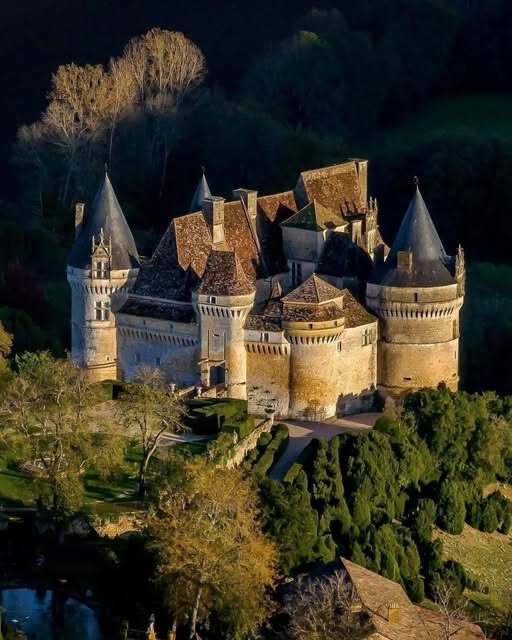 Das Schloss Bannes - in der südfranzösischen Ardèche stammt aus dem 16. Jahrhundert. Es wurde ursprünglich in der Renaissance erbaut und sorgfältig erhalten. Es weist typische architektonische Merkmale dieser Epoche auf, darunter Rundtürme und steile Dächer. Das Schloss ist von wunderschönen Gärten und malerischen Ausblicken umgeben, was seinen Reiz als historische Stätte unterstreicht. Im Laufe der Zeit wurde es mehrfach umgebaut, doch sein historischer Charme blieb erhalten.