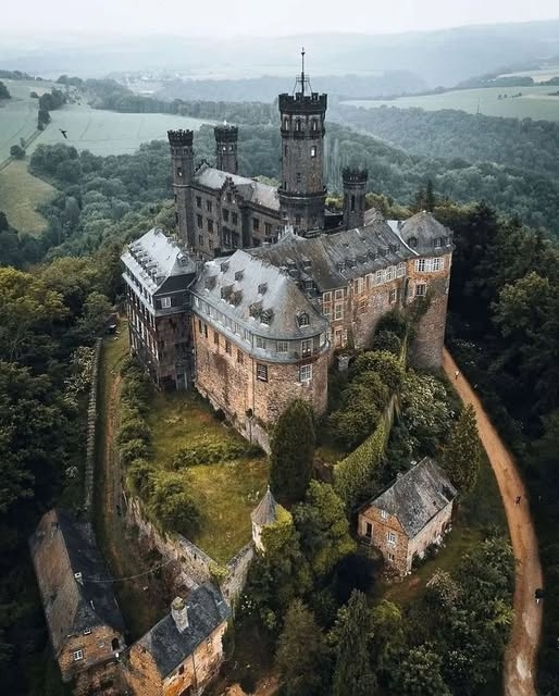 Schloss Schaumburg - Germany 🇩🇪
Credit 📸 jonashausmann_ 👏🤩
--
--
Schaumburg Castle is a schloss in Rhineland-Palatinate, Germany, south of Balduinstein near Limburg an der Lahn.
It was owned by the former ruling family of Waldeck and Pyrmont, and it served as the retirement residence of SS General Josias, Hereditary Prince of Waldeck and Pyrmont.