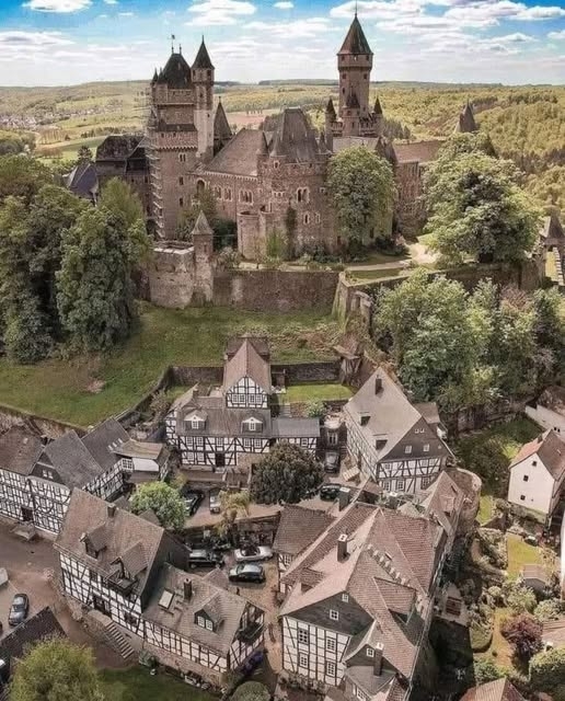 Burg Braunfels, Germany - Die ersten Spuren von Burg Braunfels gehen bis ins Jahr 1246 zurück.
Das Erscheinungsbild des Palastes hat sich im Laufe der Jahre stark verändert, mit Neuzugängen im Komplex sowie der Zerstörung anderer Teile. 1679 wurde ein Großteil von Braunfels bei einem schrecklichen Brand verbrannt. Graf Heinrich Trajektin war für den Wiederaufbau verantwortlich.
1845 wurde das Schloss Braunfels durch den Jägerprinzen Ferdinand renoviert, der Teile im gotischen Stil wiederaufbaute und den berühmten Rittersaal hinzugefügt hat.
Nur 35 Jahre später wurde das Schloss von Prinz George erneut umgestaltet. Ihm ist der Mann, dem man für den heutigen Look des Schlosses danken muss. Viele seiner einzigartigen Merkmale, wie Türme und Erkerfenster, können ihm zugeschrieben werden.