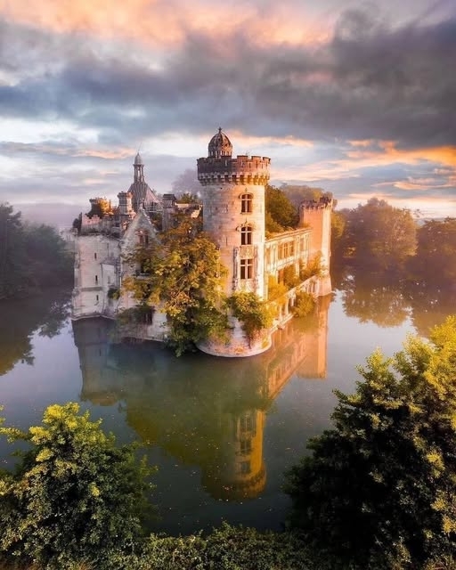 Château de la Mothe-Chandeniers - France 🇫🇷
Credit 📸 loic.lagarde 👏🤩
--
--
The Château de la Mothe-Chandeniers is a castle in the commune of Les Trois-Moutiers in the Vienne department of France.
The stronghold dates to the thirteenth century and was originally called Motte Bauçay. The castle is a former stronghold of the Bauçay family, lords of Loudun. The Motte Baussay was taken several times by the English during the Hundred Years' War and devastated during the French Revolution.