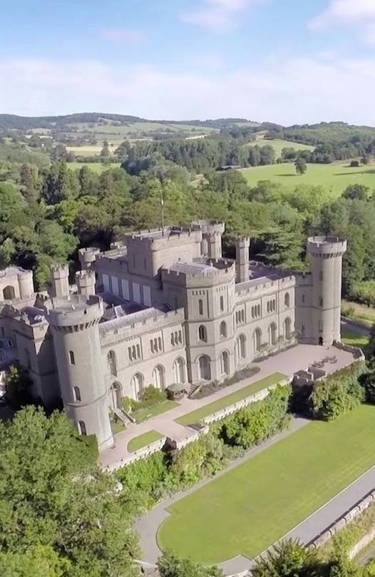 Eastnor Castle - in Herefordshire, England, wurde 1812 fertiggestellt. Es wurde im neugotischen Stil entworfen und wurde vom 2. Earl of Somers als Familienhaus gebaut. Die Burg verfügt über beeindruckende Türme, Türme und Zinnen, die an mittelalterliche Festungen erinnern, obwohl sie Anfang des 19. Jahrhunderts gebaut wurde. Das Bauwerk wurde so konzipiert, dass es sich mit der umgebenden Landschaft verschmelzen sollte und einen auffälligen Heute bleibt Eastnor Castle eine private Residenz, ist aber öffentlich für Führungen zugänglich, die seine historische Architektur und das schöne Gelände zeigen.