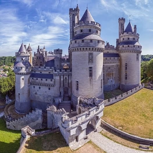 Das Schloss Pierrefonds - im Département Oise in Nordfrankreich wurde ursprünglich im 14. Jahrhundert erbaut. Es wurde während der Herrschaft von König Karl V. ab 1393 gebaut. Die Burg wurde später im 17. Jahrhundert unter der Herrschaft Ludwig XIII. teilweise zerstört. Im 19. Jahrhundert wurde es jedoch von dem berühmten Architekten Viollet-le-Duc umfangreich restauriert, der sein mittelalterliches Erscheinungsbild erhalten wollte. Heute ist das Schloss de Pierrefonds für seine beeindruckenden Türme, befestigten Mauern und malerischen Kulisse bekannt, die es zu einem beliebten historischen und architektonischen Wahrzeichen machen.