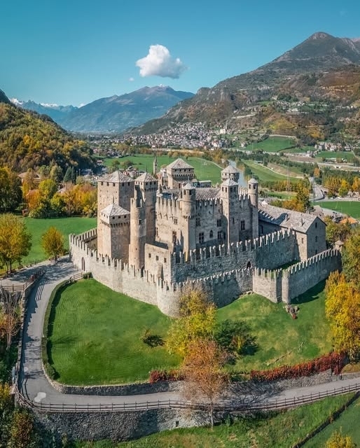 Die Burg Fenis im Aosta-Tal, Italien wurde im Mittelalter erbaut - um das 12.-13. Jahrhundert.
