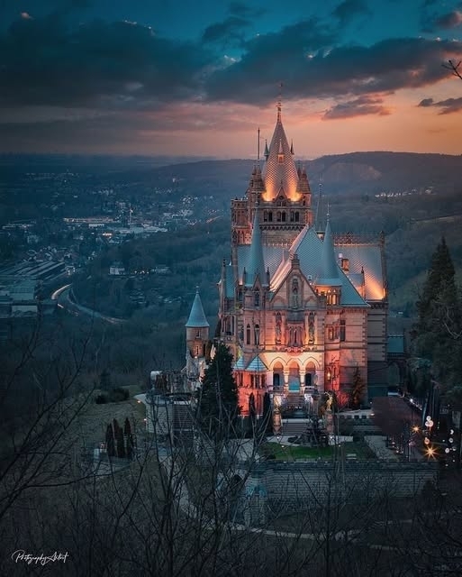 Schloss Drachenburg (Dragon Castle), Germany - Diese mittelalterliche/gotisch aussehende Burg hat ihren Namen von einem nordischen Mythos! Nach dem Mythos hat Siegfried einen Drachen nur etwas weiter auf dem Berg getötet! Die Geschichte des Drachenschlosses mag nicht sehr alt sein, aber sie ist definitiv sehr reich!