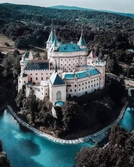 Das Schloss Bojnice ist eines der ältesten und wichtigsten Denkmäler in der Slowakei.