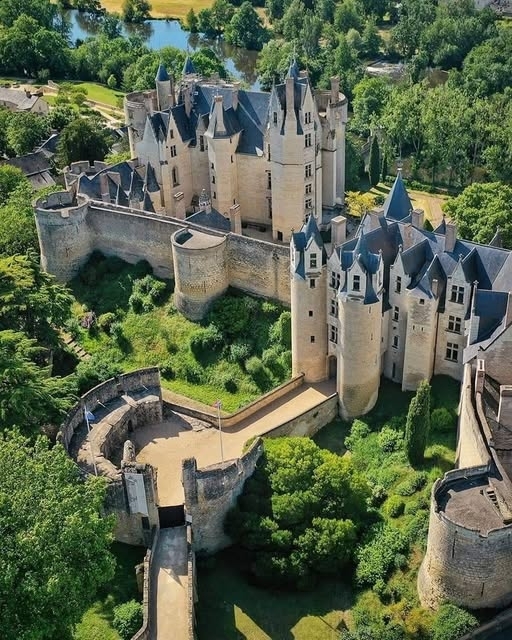 Das Château de Montreuil-Bellay - im französischen Département Maine-et-Loire ist eine historische Festung aus dem 11. Jahrhundert. Die Burg mit ihrer beeindruckenden mittelalterlichen Architektur ist umgeben von ausgedehnten Weinbergen und üppigen Gärten, die eine Mischung aus Verteidigungsbauwerken und eleganten Wohnqu Im Laufe der Jahrhunderte wurde es akribisch erhalten und restauriert, was das reiche Kulturerbe und die historische Bedeutung der Region widerspiegelt.