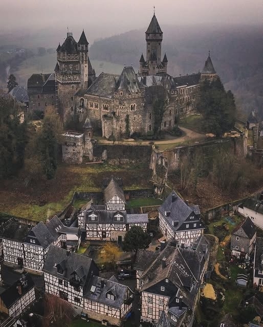 Das Schloss Braunfels in Braunfels - wurde ursprünglich im 13. Jahrhundert erbaut. Der Bau begann um 1256, wobei die Burg im Laufe der Jahrhunderte verschiedene Erweiterungen und Renovierungen unterzogen wurde. Die Burg ist weiterhin gut erhalten und ist ein bedeutendes historisches Wahrzeichen in der Region, bekannt für ihre prägnante Architektur und wunderschöne umgebende Landschaften.