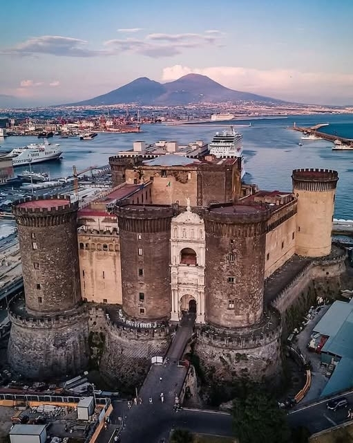 Castel Nuovo - auch bekannt als Maschio Angioino, ist eine Burg in Neapel, Italien. Castel Nuovo hat eine beeindruckende Architektur mit drei Türmen und Brücken, die ein beeindruckendes Bild schaffen. Es liegt am Meer und war einst ein wichtiger Teil des Verteidigungssystems der Stadt.