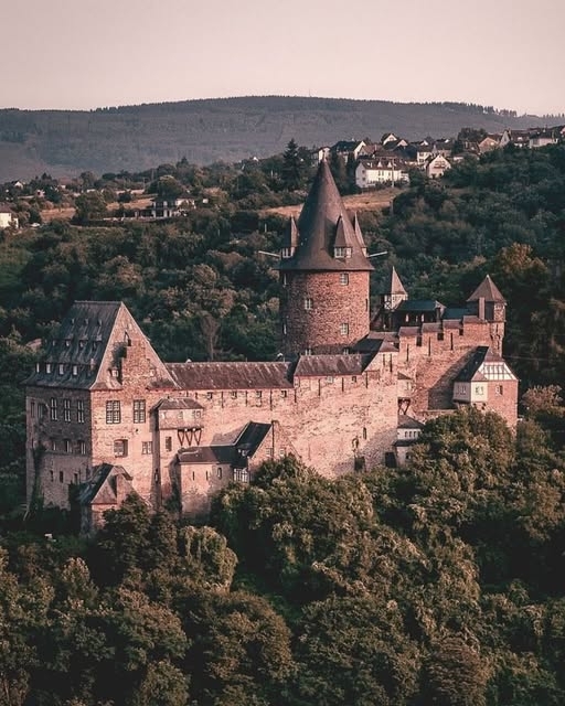 Burg Stahleck oder Burg Stahleck - ist eine Burg aus dem 12. Jahrhundert in Rheinland-Pfalz.
Es ist irgendwie eine Seltenheit, weil es einen wassergefüllten Teilgraben hat. Allein im Dreißigjährigen Krieg des 17. Jahrhunderts wurde die Burg 8 Mal belagert, erobert und geplündert. Aber während des Pfälzischen Erbfolgekrieges wurde es gesprengt. Die Explosion zerstörte sowohl die Ringmauer als auch den Donjon, die Wohnhäuser brannten bei dem anschließenden Brand aus. Anfang des 20. Jahrhunderts wurde es wieder aufgebaut und ist heute eine Jugendherberge mit 168 Betten, von denen die meisten normalerweise weit im Voraus gebucht sind. Doch es gab einige düstere Momente in der Burggeschichte – 1943 beherbergte es ein Internierungslager für deutsche Jugendliche, die Zweifel am richtigen Verlauf des Naziregimes hatten.