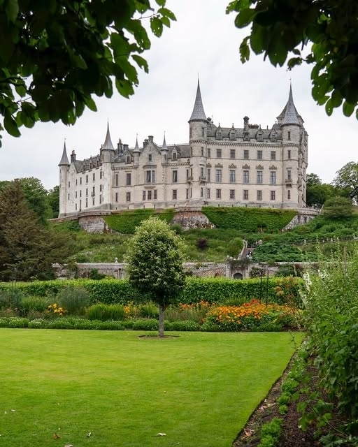 Tolles Dunrobin Castle, Schottland - Dunrobin Castle ist ein bemerkenswerter historischer Ort in Sutherland, Schottland, nahe dem Dorf Golspie. Es ist eine der größten Burgen im nördlichen Highlands mit 189 Zimmern und ist seit Jahrhunderten Sitz der Earls and Dukes of Sutherland. Die Burg stammt aus dem 13. Jahrhundert, obwohl ein Großteil ihres heutigen Aussehens auf Erweiterungen Mitte des 19. Jahrhunderts unter dem Architekten Sir Charles Barry zurückzuführen ist, der auch die Häuser des Parlaments entwarf.