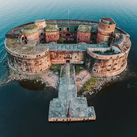 Fort Alexander,  - auch Fort Alexander I, oder Pest Fort ist eine Marinefestung auf einer künstlichen Insel im Finnischen Golf bei St. Petersburg und Kronstadt. Von 1899 bis 1917 beherbergte das Fort ein Forschungslabor für Pest und andere bakterielle Krankheiten.