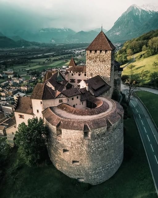 Burg Vaduz 🏰 - Schloss Vaduz ist das Schloss und offizielle Residenz des Fürsten von Liechtenstein. Die Burg gab ihren Namen der Stadt Vaduz, der Hauptstadt von Liechtenstein, die sie von einem angrenzenden Berggipfel aus überblickt.
Die ehemaligen Besitzer, vermutlich auch Bauherren, waren die Grafen von Werdenberg-Sargans. Der Bergfried und Teile der Ostseite sind die ältesten.
Die Burg wurde zwischen 1904 und 1920, dann erneut Anfang der 1920er Jahre unter der Herrschaft von Prinz Johann II. umfassend restauriert und Anfang der 1930er Jahre von Prinz Franz Joseph II. erweitert. Seit 1938 ist das Schloss Hauptwohnsitz der Fürstenfamilie Liechtensteins.
