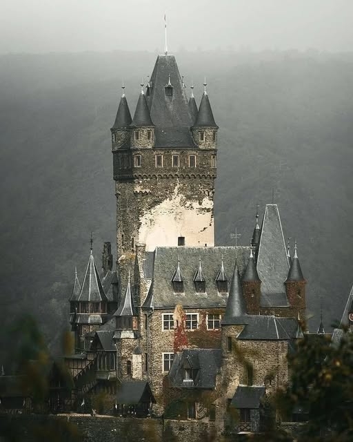 Burg Cochem 🏰 - Schloss Cochem in Cochem, Deutschland. Das kaiserliche Schloss in Cochem ist mehr als nur ein Schloss! Die alten Mauern, die majestätisch über dem Moseltal thronen, sind eine Einladung für jeden Geschichts- und Kulturbegeisterten, einen schönen Nachmittag in einem der höchsten Bergburgen an der Mosel zu genießen.
Das ursprüngliche Cochem Castle, das auf einem Hügel 300 Fuß über der Mosel lag, diente dazu, Maut von vorbeifahrenden Schiffen zu erheben. Die moderne Forschung datiert ihren Ursprung auf etwa 1100.