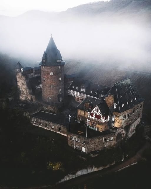Burg Stahleck 🏰 - Die Burg Stahleck ist eine befestigte Burg aus dem 12. Jahrhundert im oberen Mittelrheintal bei Bacharach in Rheinland-Pfalz.
Er steht auf einem rund 160 m ü. NN [1] am linken Flussufer an der Mündung des Steegtals, etwa 50 Kilometer südlich von Koblenz.
Auf Anordnung des Kölner Erzbischofs erbaut, Ende des 17. Jahrhunderts zerstört, im 20. Jahrhundert wieder aufgebaut und ist heute eine Herberge.